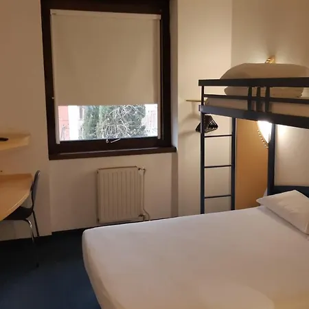 Отель Kyriad Direct Centre