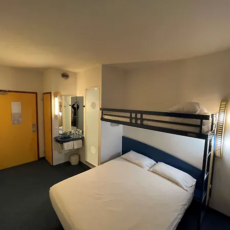 Kyriad Direct Centre 2*