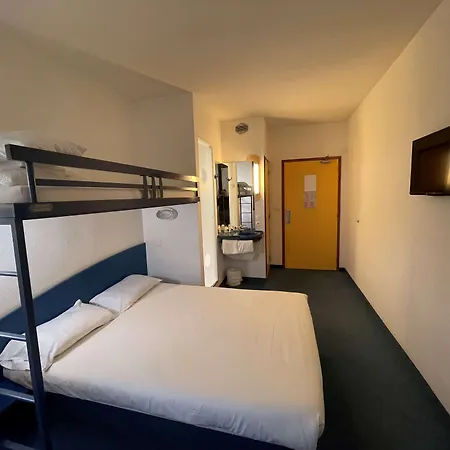 Отель Kyriad Direct Centre 2*