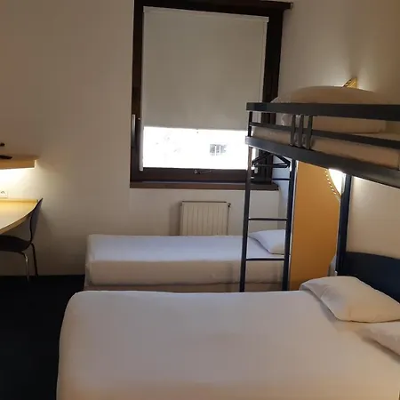 Kyriad Direct Centre 2* מונטובן