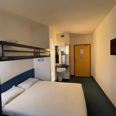 Kyriad Direct Centre 2*