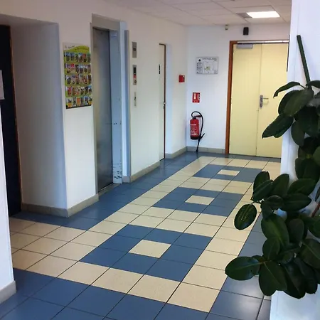 מלון Kyriad Direct Centre 2*