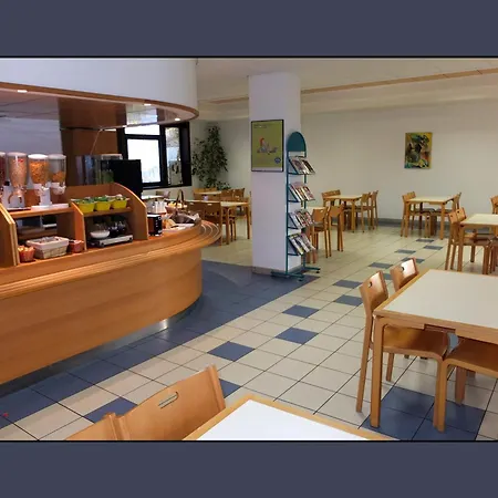 מלון Kyriad Direct Centre 2*