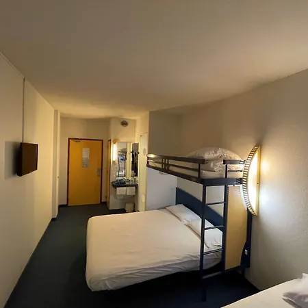 Kyriad Direct Centre 2* מונטובן