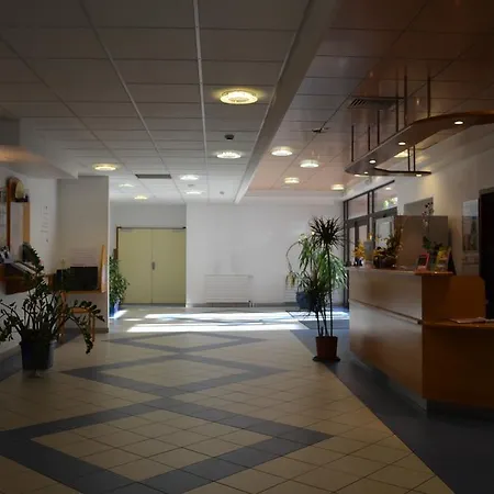 מלון Kyriad Direct Centre מונטובן