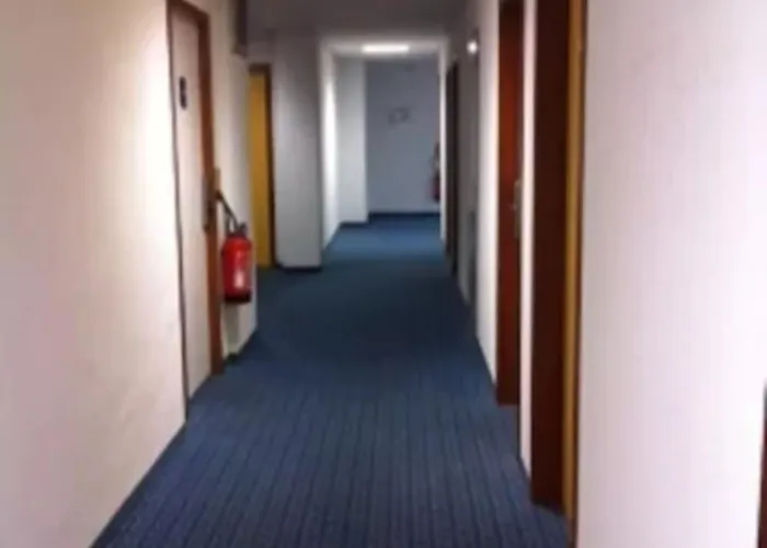 Villenouvelle Anciennement Kyriad Direct Отель Монтобан