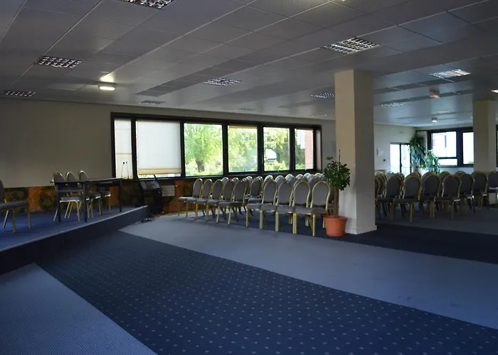 Villenouvelle Anciennement Kyriad Direct Отель 2*